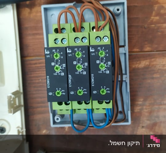 חיבורים חשמליים עם חוטים וממסרים על לוח עץ